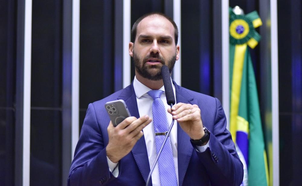 Eduardo Bolsonaro anuncia ida para EUA