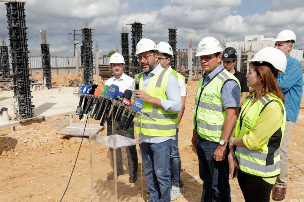Wilson Lima vistoria obras do Novo Aleixo