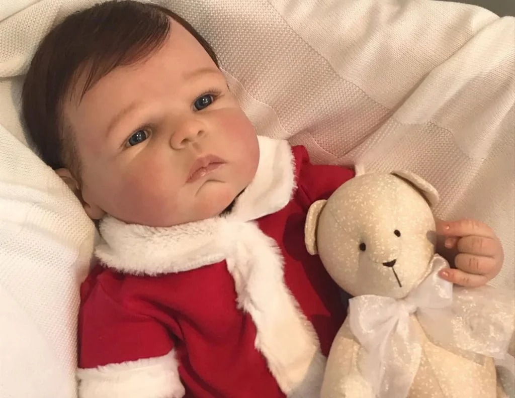 Bebê é agredido após ser confundido com boneco